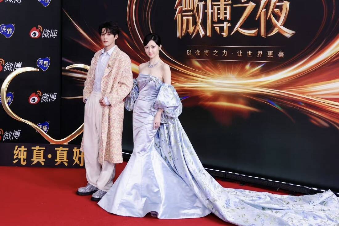 Đặng Vi và Cảnh Điềm sánh đôi trên thảm đỏ. Ảnh: Weibo