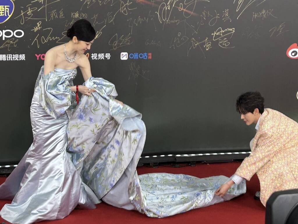 Khoảnh khắc Đặng Vi chỉnh váy cho Cảnh Điềm gây chú ý. Ảnh: Weibo