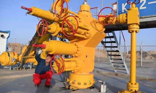 Công nhân kiểm tra cơ sở vận chuyển dầu tại lưu vực Tarim, Tân Cương, Trung Quốc. Ảnh: Xinhua