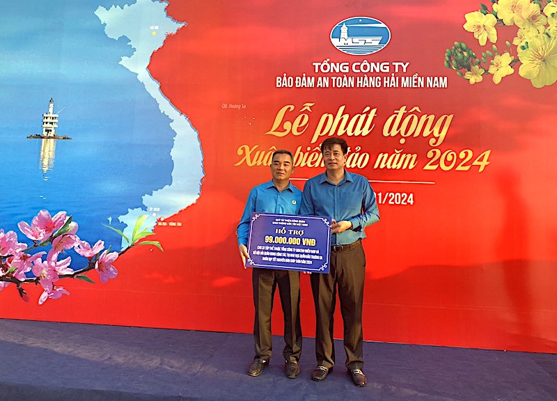 Ông Phạm Hoài Phương - Chủ tịch Công đoàn Giao thông Vận tải Việt Nam trao quà Tết cho đại diện đoàn viên, người lao động. Ảnh: CĐGTVT