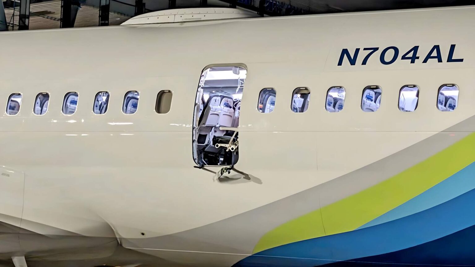 Cửa máy bay Boeing 737 MAX của Alaska Airlines bị bung. Ảnh: agenzianova