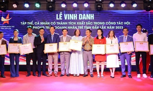 Lãnh đạo Hội Doanh nhân trẻ tỉnh Đắk Lắk trao bằng khen cho các chủ doanh nghiệp có thành tích xuất sắc năm 2023. Ảnh: Bảo Trung
