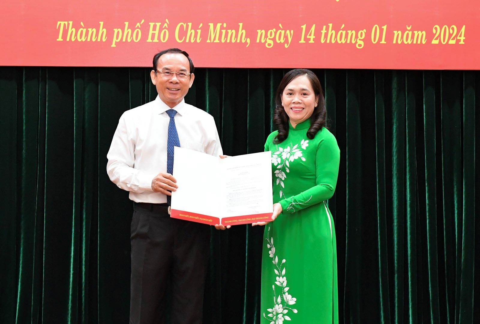Bí thư Thành ủy TPHCM Nguyễn Văn Nên trao quyết định cho bà Nguyễn Thanh Xuân. Ảnh: VIỆT DŨNG