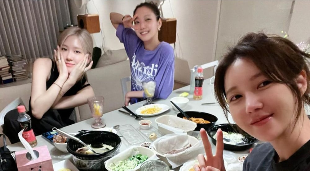 Rosé duy trì tình bann thân thiết với Lee Ji Ah và Kim Go Eun. Ảnh: Instagram