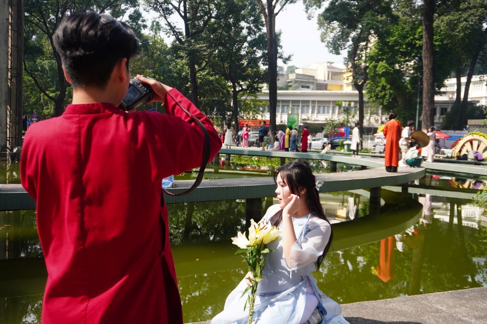 Lê Nguyễn Đan Thanh (16 tuổi, ngụ TPHCM) cho biết, đã phải dậy từ sáng sớm để make up và chuẩn bị trang phục để đến Hồ Con Rùa (Quận 3, TPHCM) chụp ảnh với áo dài.