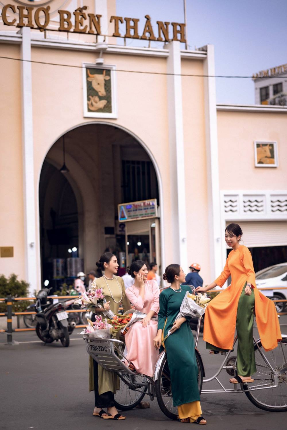 Năm nay, chợ Bến Thành cũng thu hút đông đảo người dân đến check in vì đây là biểu tượng của TPHCM. 