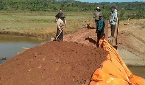 Người dân đang tiến hành khắc phục tạm thời để mong có nước cho vụ sản xuất lúa đông xuân. Ảnh: Bảo Lâm