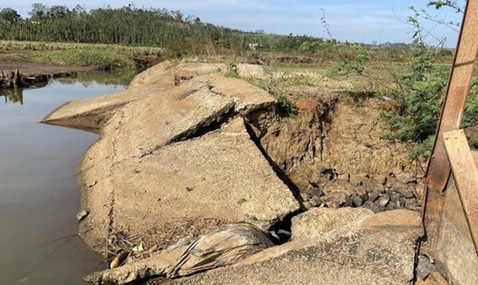Công trình thủy lợi ở bon N'Jang Lu, xã Đắk N'rung bị hư hỏng nghiêm trọng, ảnh hưởng đến việc tích nước, phục vụ mùa màng của người dân địa phương. Ảnh: Phan Tuấn