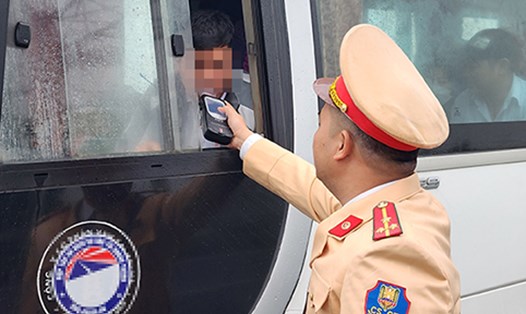 Lực lượng CSGT kiểm tra các tài xế về nồng độ cồn. Ảnh: H.Huế