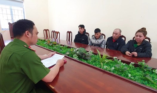 Nhóm đối tượng trong đường dây mua bán tàng trữ ma túy từ TPHCM về Đắk Lắk tiêu thụ tại trụ sở cơ quan Công an. Ảnh: Sỹ Đức