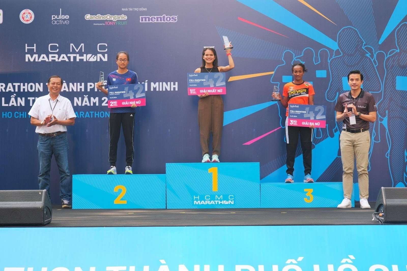 Top 3 nữ chung cuộc cự ly full marathon 42km. Ảnh: HCMC Marathon