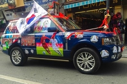 Một xe ôtô dán decal quảng cáo. Ảnh: Phong Nguyễn Ldo