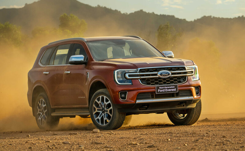 Ford Everest là mẫu SUV 7 chỗ ăn khách nhất năm 2023 với doanh số bán hàng đạt 9.960 chiếc, tăng hơn 3.000 chiếc so với năm 2022. Mặc dù có giá khá cao, nhưng những ưu đãi từ đại lý cùng với sức hút về thiết kế và công nghệ đã giúp Ford Everest nhận được sự ưa chuộng từ khách hàng.  Ford Everest được nhập khẩu từ Thái Lan, hiện có 5 phiên bản với giá bán từ 1,099-1,452 tỉ đồng. Ảnh: Ford
