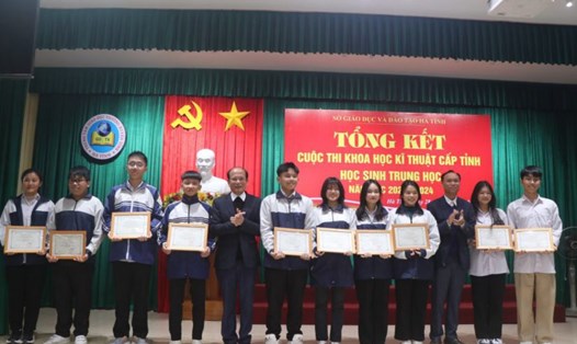 Một số tác giả đoạt giải tại Cuộc thi Khoa học kỹ thuật cấp tỉnh dành cho học sinh trung học năm học 2023 – 2024 ở Hà Tĩnh. Ảnh: Hải Đăng
