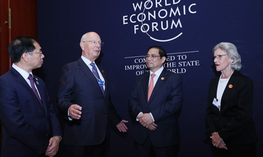 Thủ tướng Chính phủ Phạm Minh Chính trao đổi với Giáo sư Klaus Schwab (thứ hai từ trái sang), nhà sáng lập kiêm Chủ tịch WEF, tại Hội nghị WEF Thiên Tân, tháng 6.2023. Ảnh: VGP