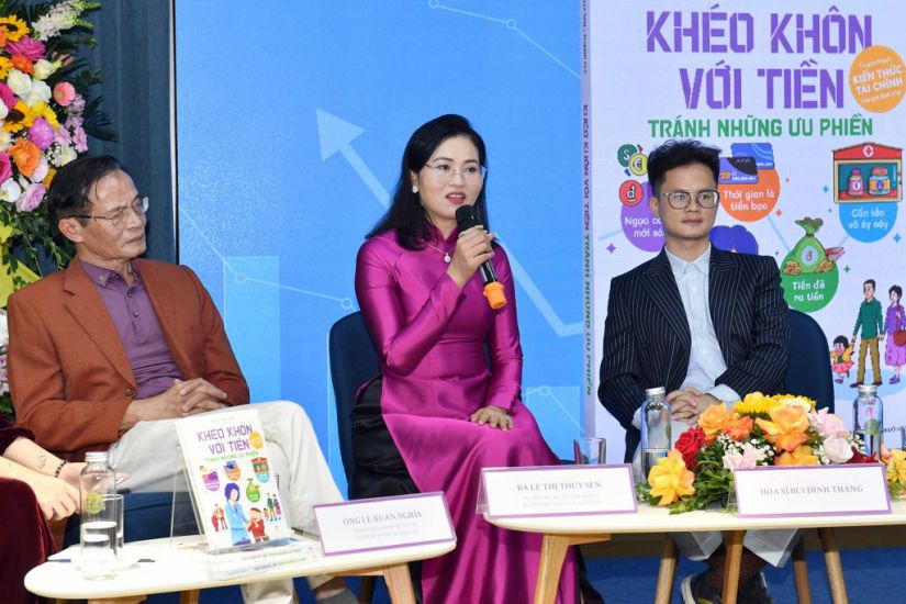 Tác giả Lê Thị Thúy Sen (giữa) chia sẻ tại buổi ra mắt cuốn sách “Khéo khôn với tiền - Tránh những ưu phiền”. Ảnh: Nguyễn Tú