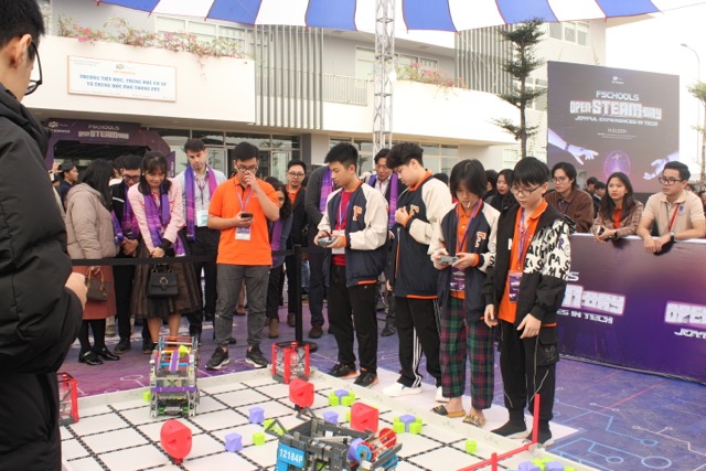 Học sinh trải nghiệm các hoạt động tại Ngày hội khoa học công nghệ Fschools Open STEAM Day 2024. Ảnh: Kiều Linh