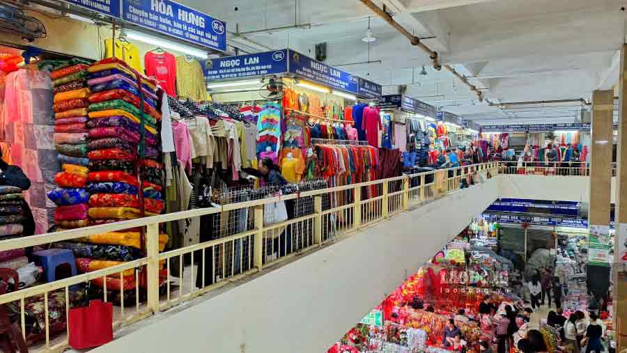 Còn với chợ Đồng Xuân, hiện tượng vắng khách đến mua sắm quần áo cũng xuất hiện. Phần lớn khách đến là khách du lịch, họ chỉ đến thăm quan chứ không mua khiến cho nhiều cửa hàng chán nản.