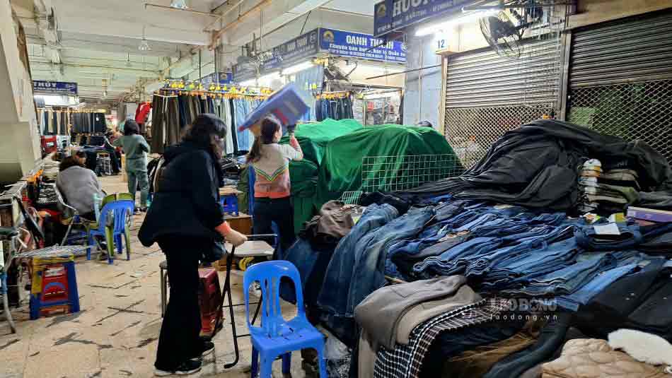 Theo ghi nhận của phóng viên báo Lao Động lúc 15h, nhiều cửa hàng đã đóng cửa sớm do khách hàng không có. Tiểu thương chỉ biết ngồi chờ trong ngán ngẩm.