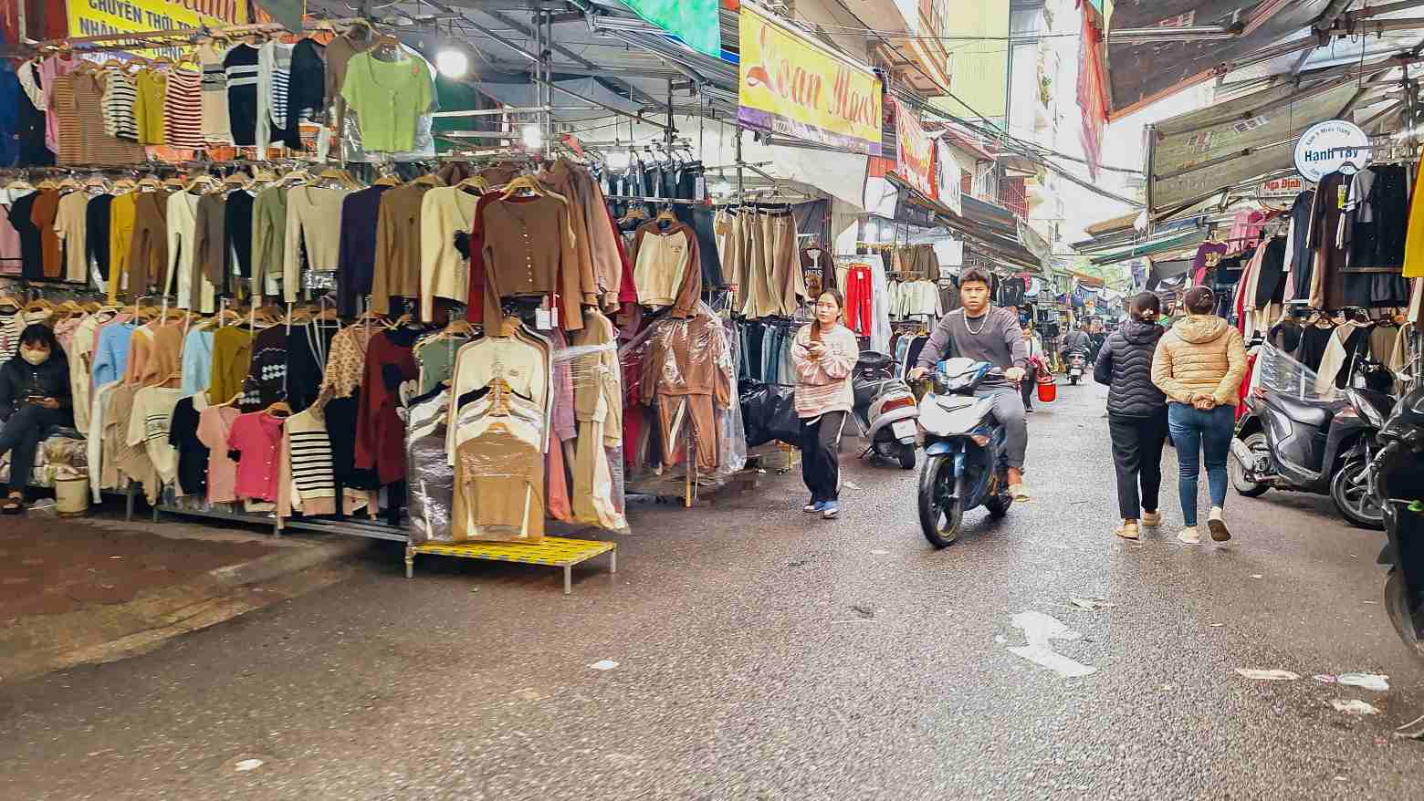 Chợ Ninh Hiệp nổi tiếng là nơi để người dân mua sắm quần áo tết nhưng nay khi tết Nguyên Đán 2024 cận kề thì chợ có dấu hiệu vắng hơn mọi năm. Tiểu thương ngán ngẩm vì khách đến chỉ để ngắm chứ không mua.