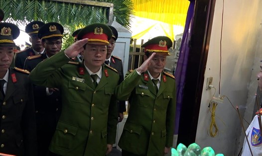 Lãnh đạo Công an Thừa Thiên Huế viếng Trung tá Trần Duy Hùng. Ảnh: Công an cung cấp.