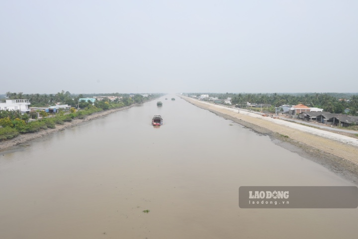 Kênh Chợ Gạo là tuyến đường thủy huyết mạch nối liền các tỉnh Tây Nam Bộ với Thành phố Hồ Chí Minh. Nhờ tuyến kênh này mà hàng hóa, nông sản của Đồng bằng sông Cửu Long đến được với trung tâm kinh tế lớn nhất nước và từ đó đi nhiều nơi cũng như xuất khẩu.