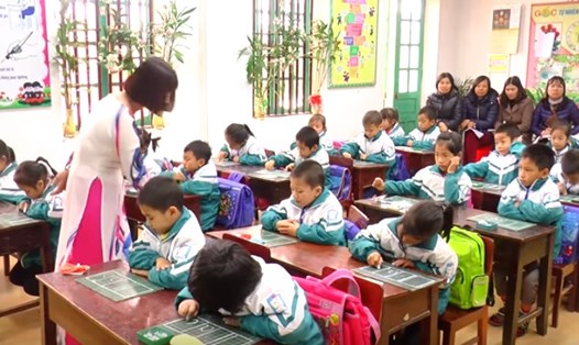 Tiết học tiếng Việt của một cô giáo ở Nam Định có giáo viên dự giờ. 