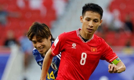 Tiền vệ Hùng Dũng mang băng đội trưởng trong trận đấu tuyển Việt Nam gặp Nhật Bản. Ảnh: AFC