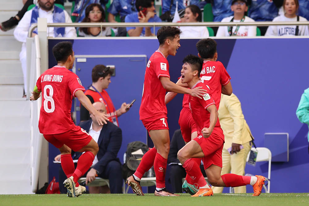 Tuyển Việt Nam ghi 2 bàn vào lưới tuyển Nhật Bản. Ảnh: Quỳnh Anh