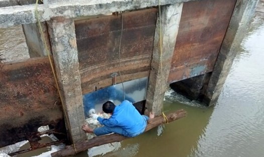 Cơ quan chức năng khắc phục hư hỏng tại công trình thủy lợi ở bon N'jang Lu, xã Đắk N'Drung, huyện Đắk Song. Ảnh: Bảo Lâm