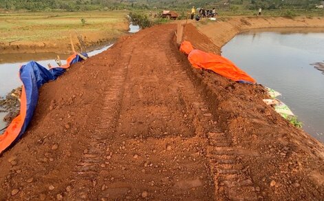 Một đoạn bờ kè dài vừa được đào đắp, gia cố cho việc tích nước phục vụ người dân sản xuất lúa. Ảnh: Bảo Lâm