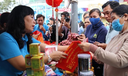 Khánh Hòa khai mạc Chợ Tết Công đoàn năm 2024 tại điểm đầu tiên ở thành phố Nha Trang. Ảnh: Phương Linh