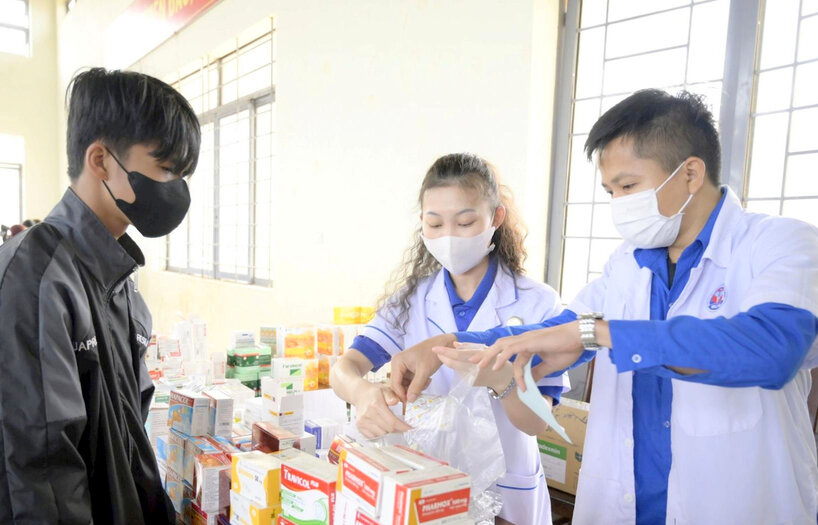 Đội ngũ y bác sĩ khám bệnh, cấp thuốc miễn phí cho người dân nghèo. Ảnh: Hoàng Dương