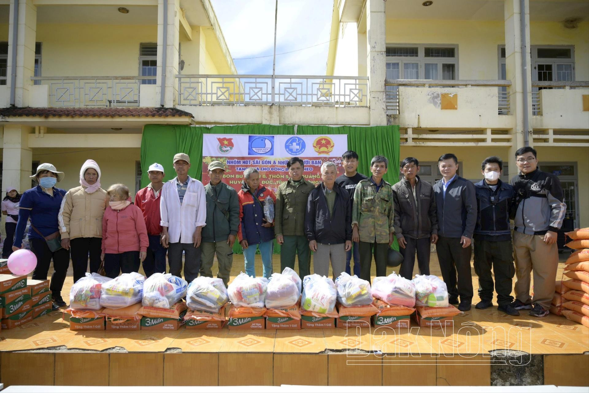 Ngoài ra, đoàn còn trao tặng 300 suất quà cho người dân ở xã Quảng Tân. Ảnh: Hoàng Dương