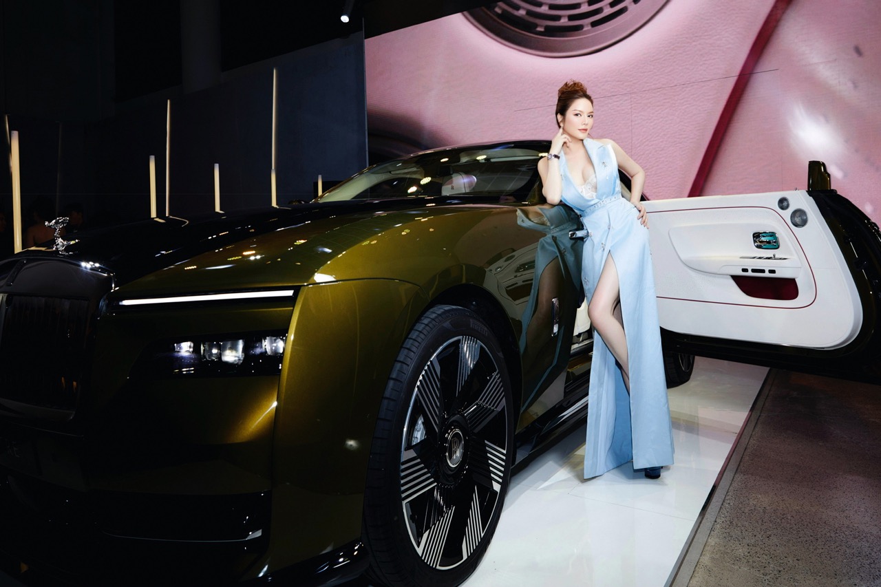 Với mức giá từ gần 18 tỉ đồng, Rolls-Royce Spectre sẽ trở thành mẫu xe điện đắt nhất tại Việt Nam.  