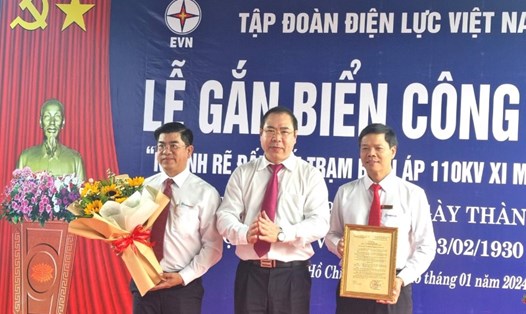 Ông Đỗ Đức Hùng - Chủ tịch Công đoàn Điện lực Việt Nam (giữa) - trao quyết định gắn biển công trình thi đua Công đoàn Điện lực Việt Nam cho đại điện lãnh đạo EVNHCM và Công đoàn EVNHCMC. Ảnh: Nam Dương