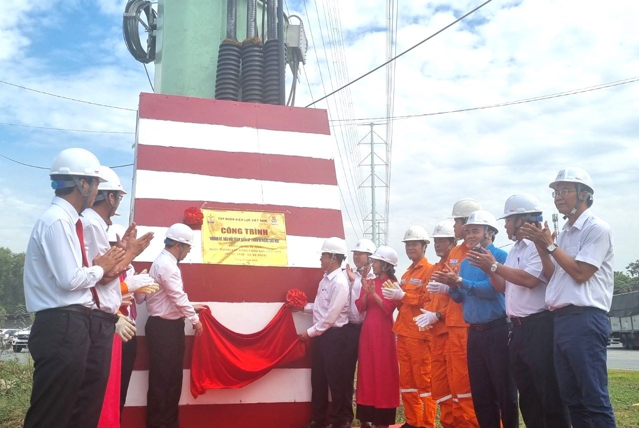 Lãnh đạo Công đoàn Điện lực Việt Nam và EVNHCMC thực hiện nghi lễ gắn biển công trình thi đua. Ảnh: Nam Dương