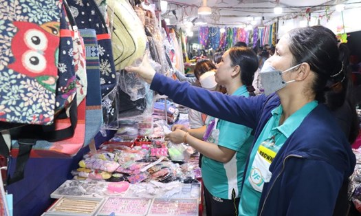 Hàng ngàn lượt đoàn viên, người lao động tham quan, mua sắm tại Phiên chợ “Hàng Việt về khu công nghiệp”. Ảnh: Lưu Hùng