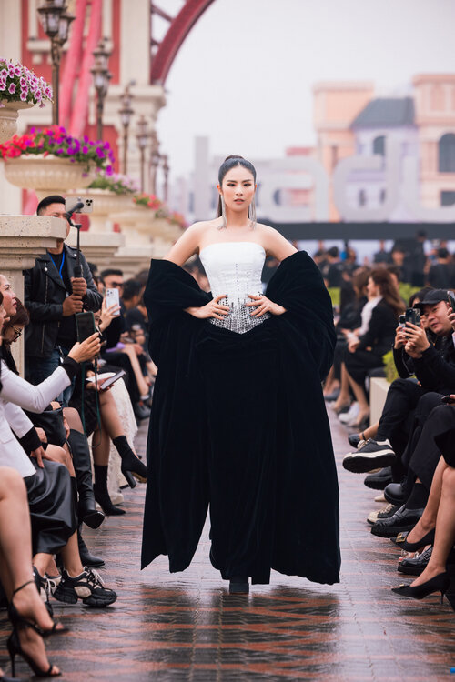Hoa hậu Ngọc Hân tự tin sải bước trong mẫu thiết kế mới nhất của Hà Duy. Ảnh: Trương Gia Huy 
