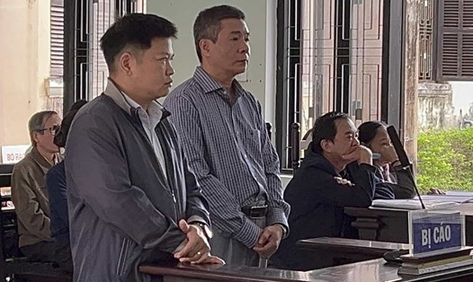 Hoàng Văn Đức (nguyên Giám đốc, phải) và Hà Thúc Nhật - nguyên Kế toán trưởng CDC Thừa Thiên Huế tại tòa. Ảnh: Quang Nhật.