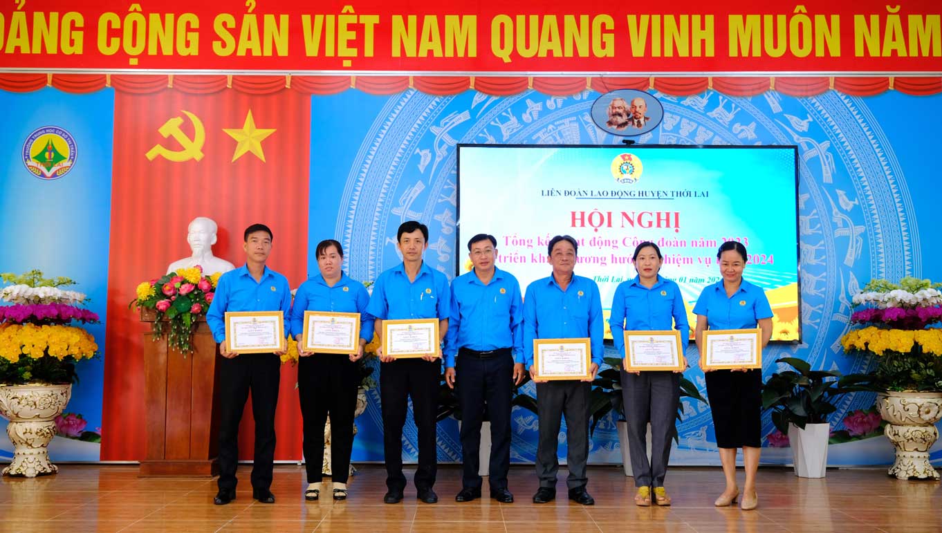 Chủ tịch LĐLĐ huyện Thới Lai Phan Thanh Sang trao giấy khen cho các cá nhân có thành tích xuất sắc trong phong trào Thi đua lao động giỏi và xây dựng tổ chức Công đoàn vững mạnh năm 2023. Ảnh: Mỹ Ly