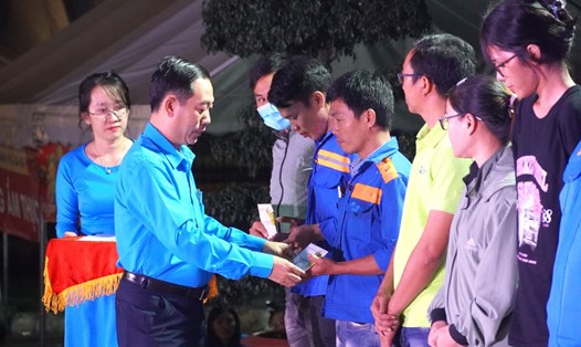 Ông Lê Văn Hòa - Chủ tịch LĐLĐ tỉnh trao tặng quà cho người lao động hoàn cảnh khó khăn dịp Tết Sum vầy 2023. Ảnh: Thành An