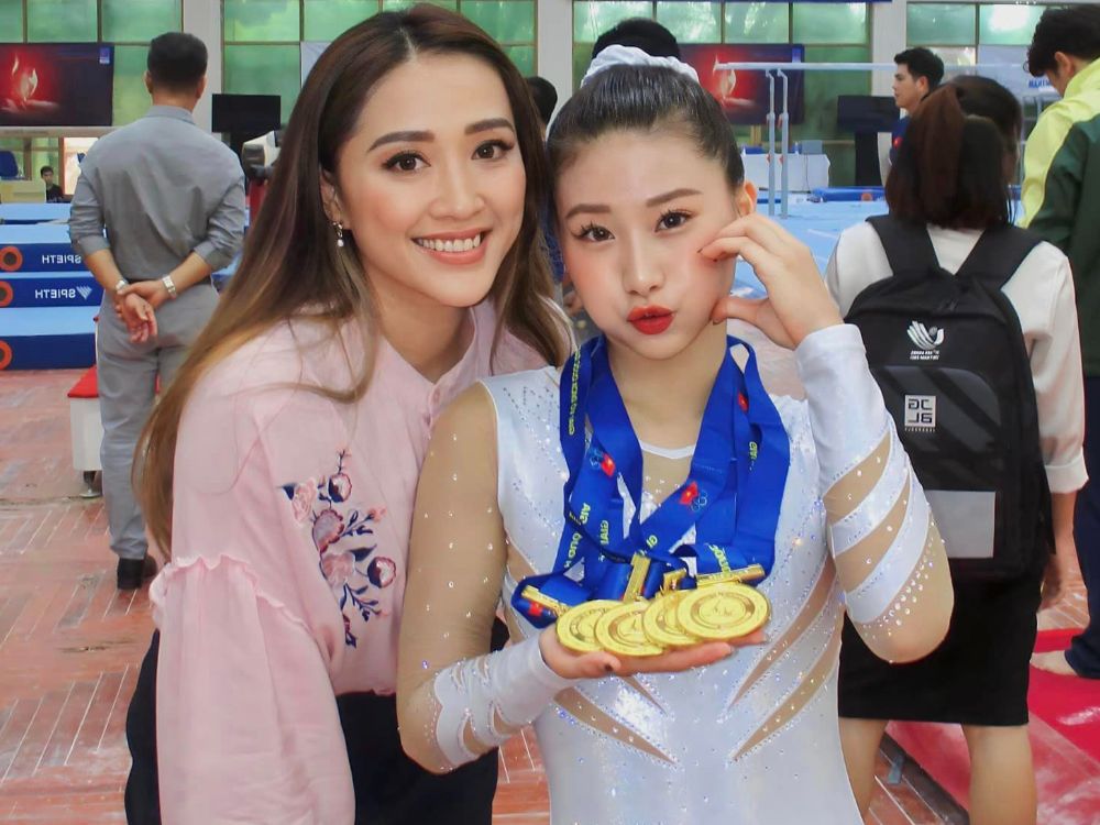 Phạm Như Phương (phải) giành 3 huy chương vàng ở giải thể dục dụng cụ vô địch quốc gia 2023. Ảnh: Facebook nhân vật 