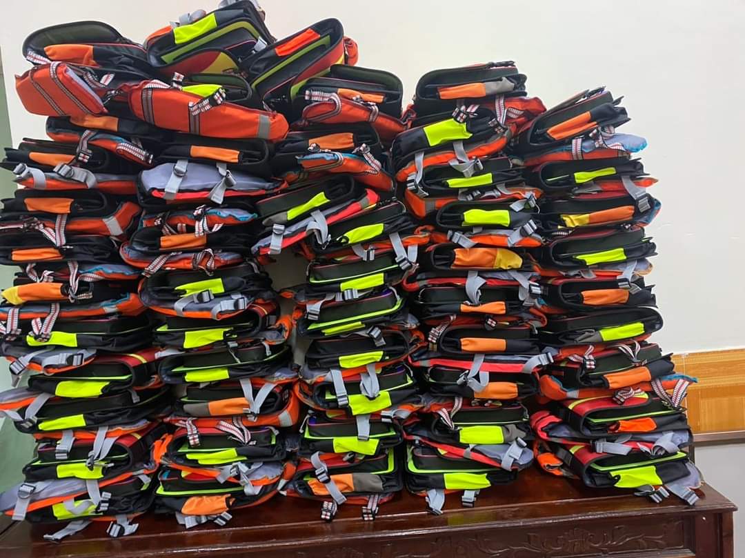 300 chiếc cặp phao cứu sinh còn lại sẽ được tiếp tục trao cho học sinh tiểu học trên địa bàn huyện Kim Sơn (Ninh Bình) vào sáng ngày mai (16.1). Ảnh: Nguyễn Trường