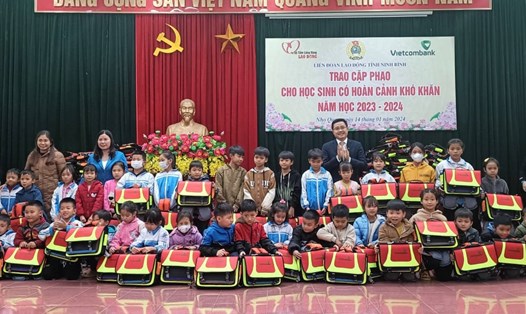 200 chiếc cặp phao cứu sinh đã được trao cho các em học sinh tại 8 trường tiểu học trên địa bàn huyện Nho Quan (tỉnh Ninh Bình). Ảnh: Nguyễn Trường