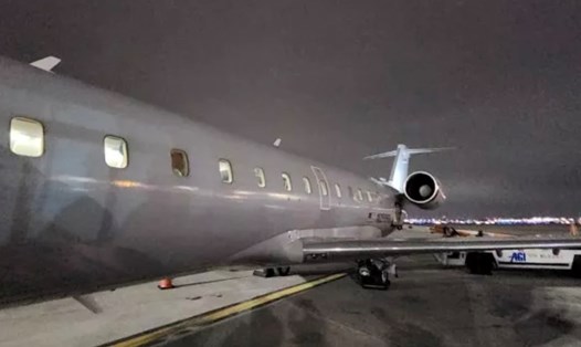 Chiếc máy bay nhãn trắng kỳ lạ ở sân bay quốc tế O'Hare của Chicago, Mỹ. Ảnh chụp màn hình Newsweek