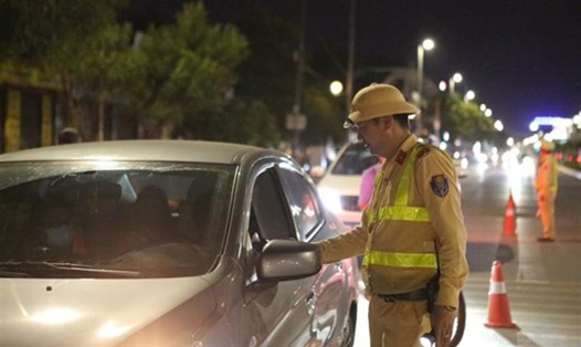 Lực lượng CSGT kiểm tra nồng độ cồn đối với lái xe. Ảnh: Công an tỉnh Hải Dương
