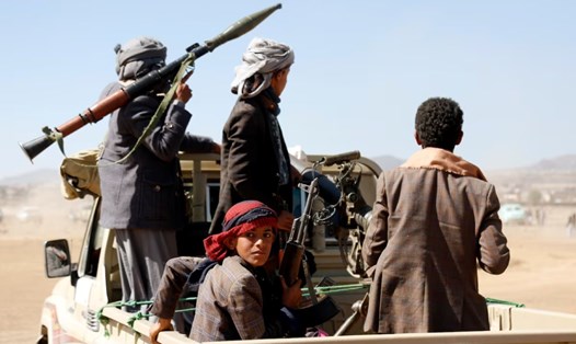 Các tay súng Houthi ở Sanaa, Yemen. Ảnh: AP