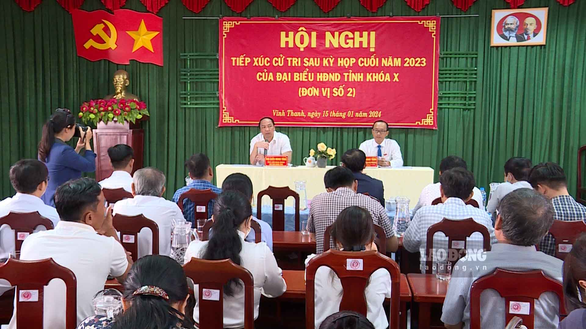 Cử tri kiến nghị nhiều vấn đề  dân sinh với Chủ tịch UBND tỉnh Kiên Giang. Ảnh: Xuân Nhi