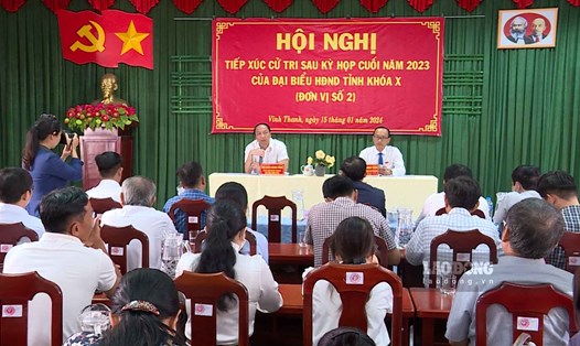 Cử tri kiến nghị nhiều vấn đề  dân sinh với Chủ tịch UBND tỉnh Kiên Giang. Ảnh: Xuân Nhi